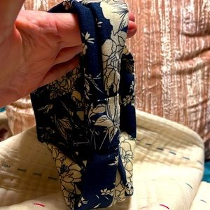 New headband flower  print.  Navy/cream